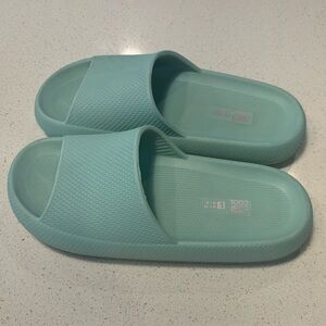 32 Degrees Slides - LIKE-NEW